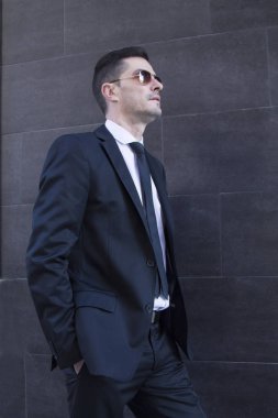 Takım elbise ve güneş gözlüğü