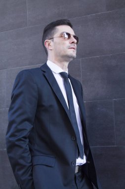 Takım elbise ve güneş gözlüğü