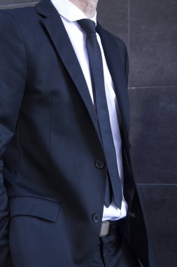 Takım elbise ve güneş gözlüğü