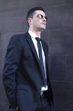 Takım elbise ve güneş gözlüğü