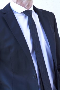 Takım elbise ve güneş gözlüğü adamla elleri ceplerinde portresi