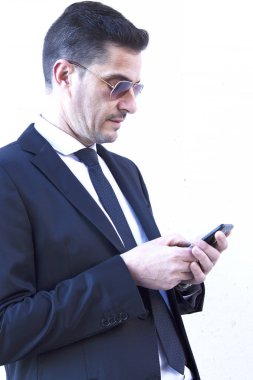 Adam cep telefonu kullanarak takım elbise ile portresi