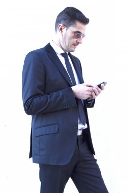 Adam cep telefonu kullanarak takım elbise ile portresi