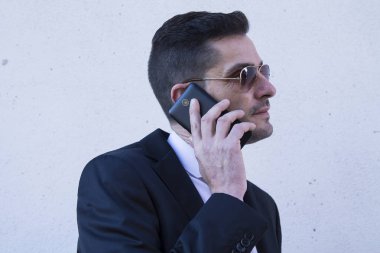 Mobil telefonda konuşurken takım elbiseli adam portresi