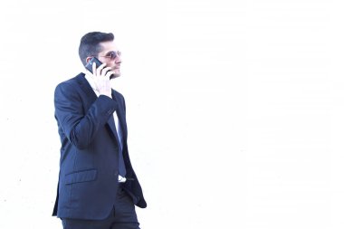 Mobil telefonda konuşurken takım elbiseli adam portresi