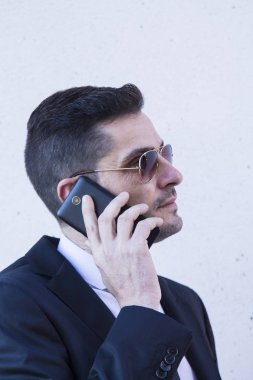 Mobil telefonda konuşurken takım elbiseli adam portresi