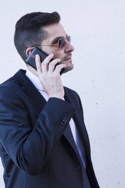 Mobil telefonda konuşurken takım elbiseli adam portresi