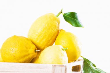 beyaz izole limon kutu