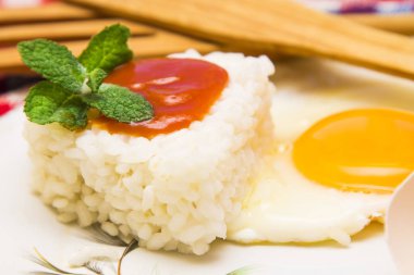 yumurta ve domates pirinç