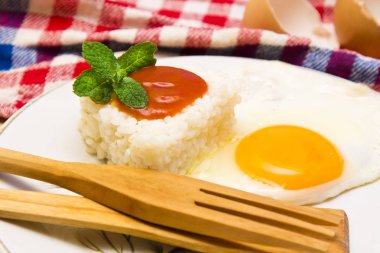 yumurta ve domates pirinç