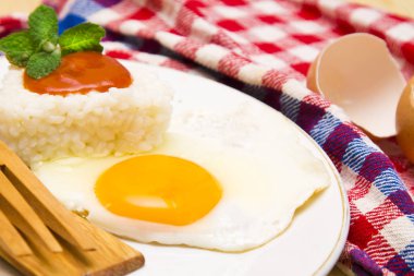 yumurta ve domates pirinç