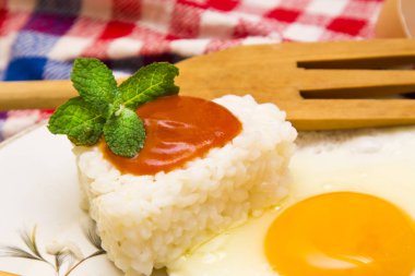 yumurta ve domates pirinç