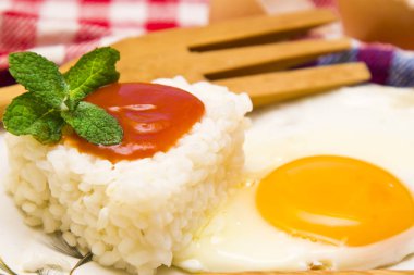 yumurta ve domates pirinç