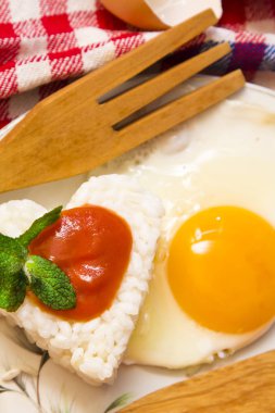 yumurta ve domates pirinç