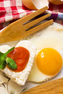 yumurta ve domates pirinç