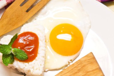 yumurta ve domates pirinç