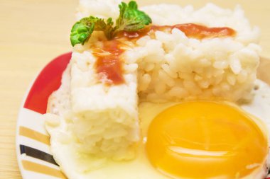 Pirinç ve domates ile yumurta