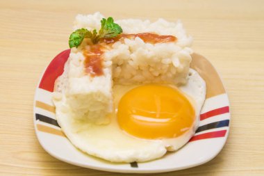 Pirinç ve domates ile yumurta