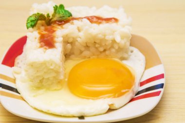 Pirinç ve domates ile yumurta