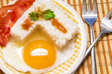 Pirinç ve domates ile yumurta