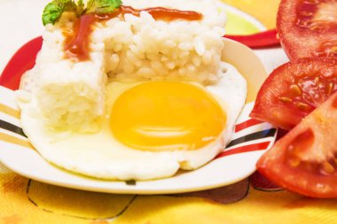 Pirinç ve domates ile yumurta