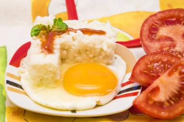 Pirinç ve domates ile yumurta