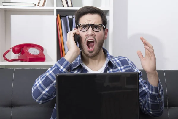 Чоловік Офісі Кричить Мобільному Телефону — стокове фото