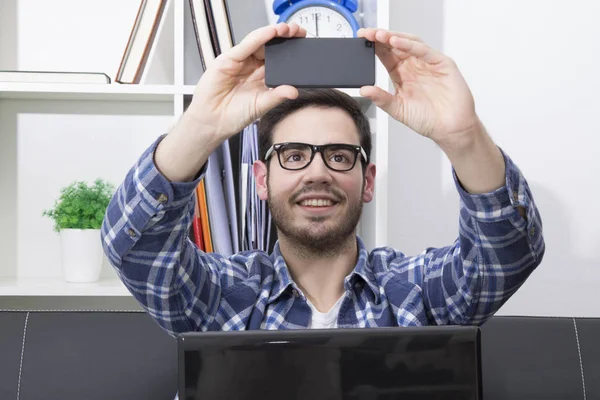 Homme Dans Bureau Faisant Selfie Avec Son Téléphone Portable — Photo