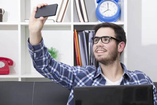 Adam Cep Telefonu Ile Bir Selfie Yapıyor Office — Stok fotoğraf