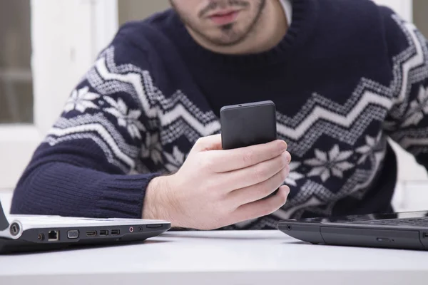 Genç Hipster Adam Içinde Yazıhane Ile Cep Telefonu Laptop — Stok fotoğraf