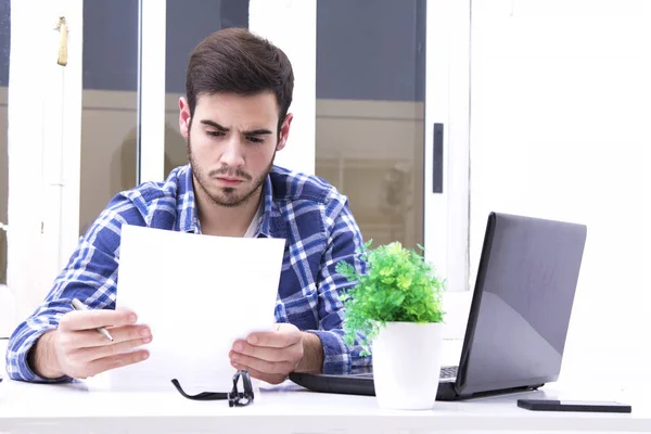 Giovane Ufficio Leggere Contratto Lavoro — Foto Stock