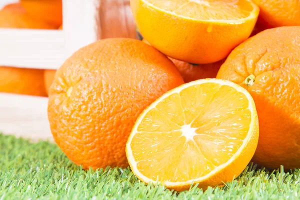 Schachtel Mit Isolierten Orangen — Stockfoto
