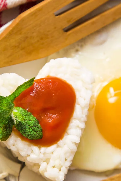 大米用鸡蛋和西红柿 — 图库照片