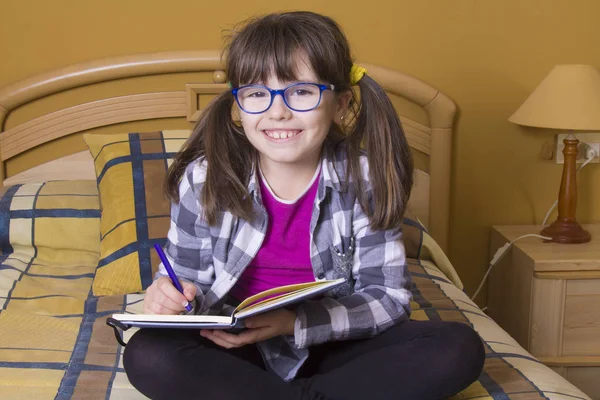 Menina Escrevendo Caderno Com Lápis Cor — Fotografia de Stock