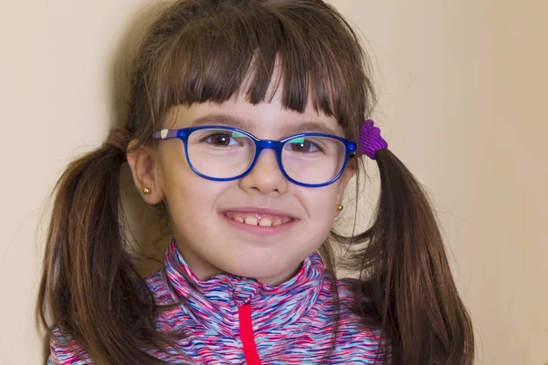 Porträt Eines Mädchens Mit Brille — Stockfoto