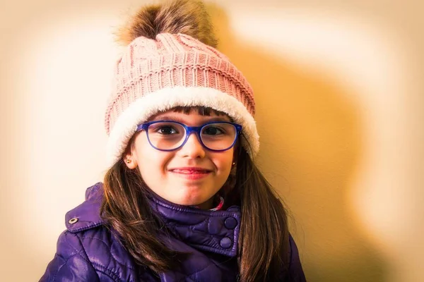 Πορτρέτο Του Κορίτσι Γυαλιά Και Μάλλινο Σκουφι Αστερια — Φωτογραφία Αρχείου