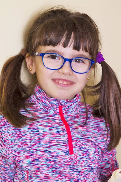 Retrato Menina Com Óculos — Fotografia de Stock