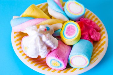 tatlı. tabak dolusu mavi arka plan üzerinde renkli lokum gibiydi