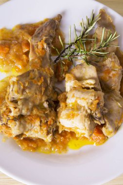 et. rosemary ile tavşan güveç çanağı