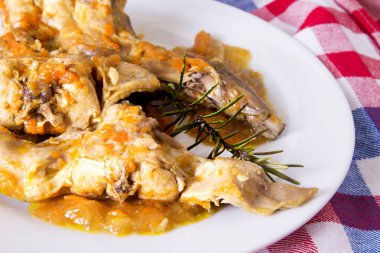 ile masa örtüsü üzerinde tavşan güveç çanağı