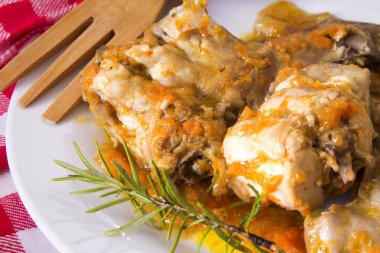 havuç ve biberiye ile tavşan güveç