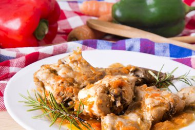 tavşan güveç biber ile