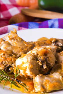 tavşan güveç biber ile