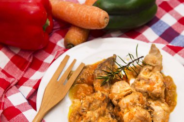 tavşan güveç biber ile