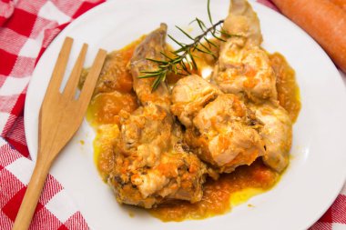 ile masa örtüsü üzerinde tavşan güveç çanağı