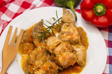 tavşan güveç biber ile