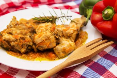 tavşan güveç biber ile