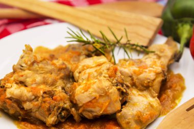 tavşan güveç biber ile