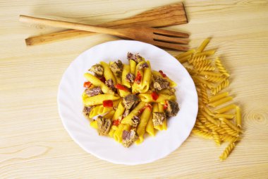 tabak makarna ve domates etli