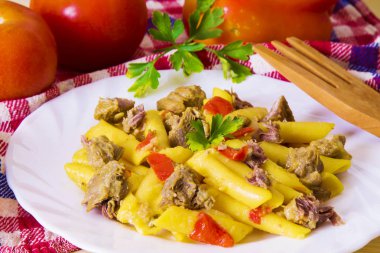 tabak makarna ve domates etli